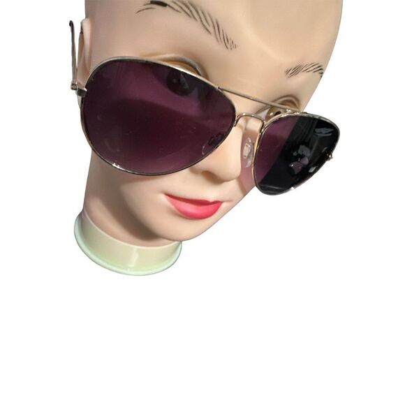 Super cute women Sunglasses minor attaches GOOD PREOWNED CONDITION - Picture 3 of 4